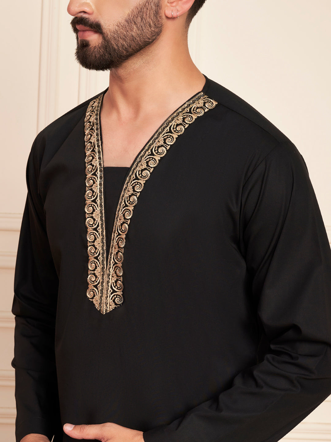 Men's Black Embroidered Thobe