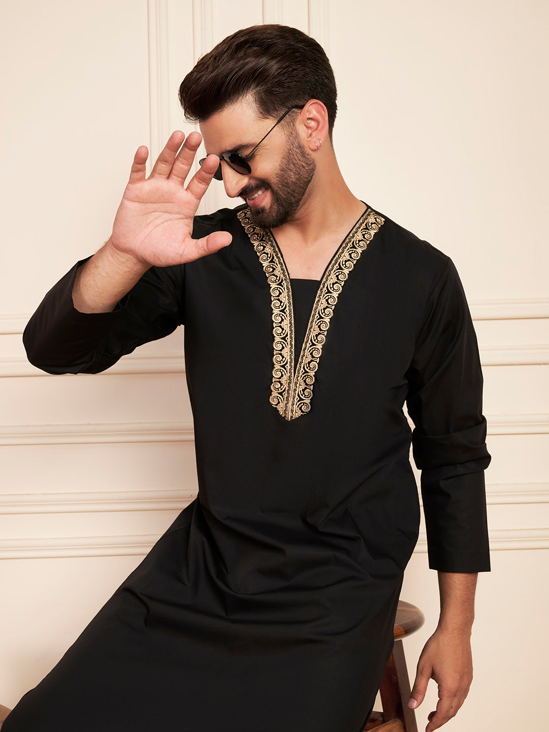 Men's Black Embroidered Thobe