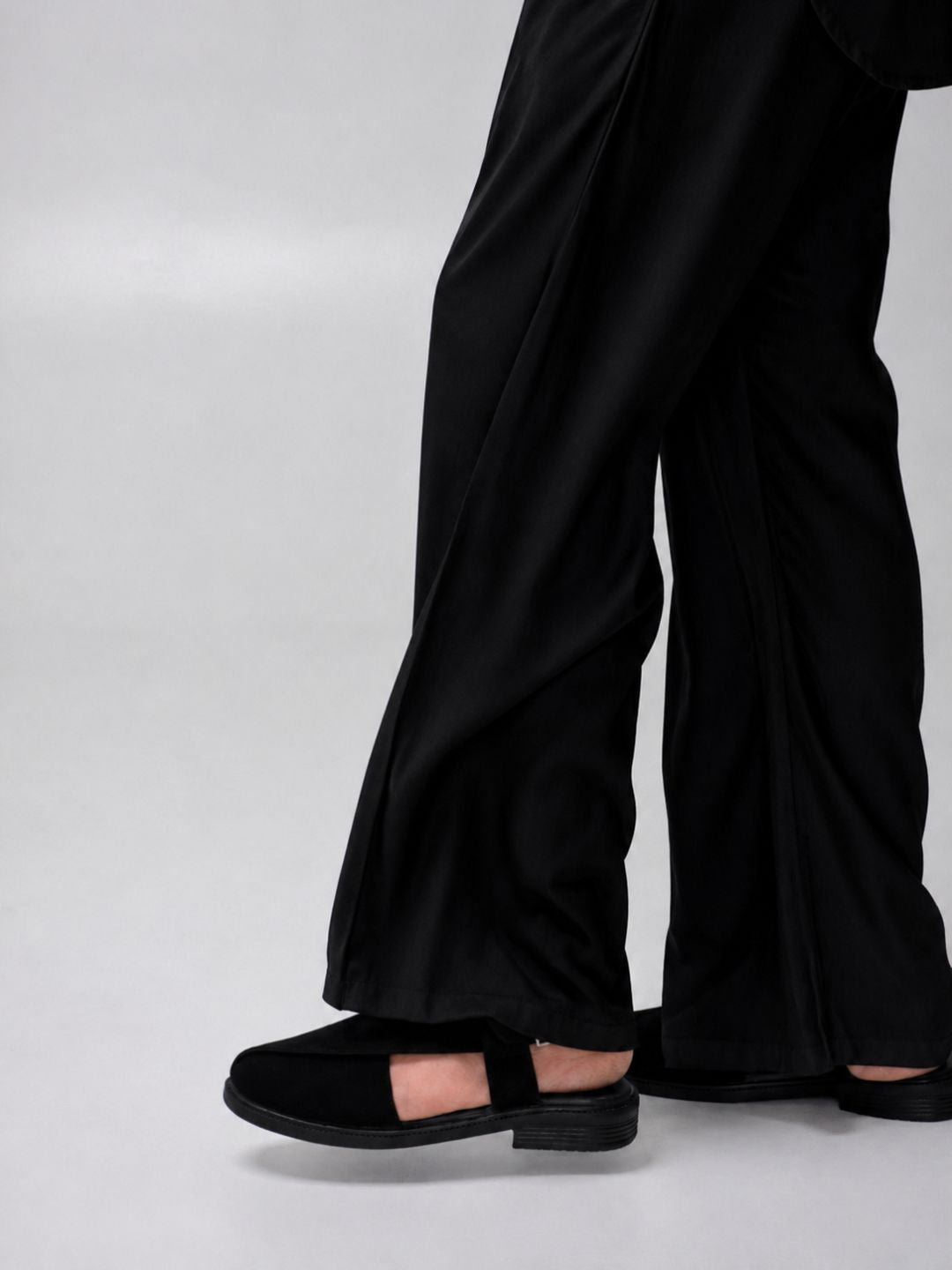 Nabia Men’s Black Solid Farsi Kurta Pants Set