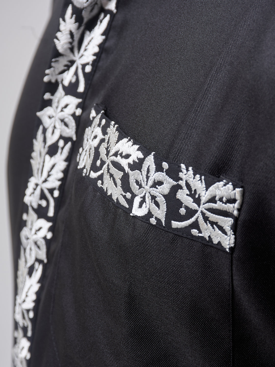 Men’s Black Embroidered Arabic Thobe